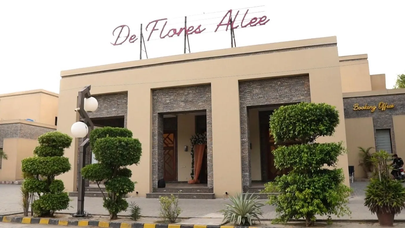 The front of De Flores Allee by day